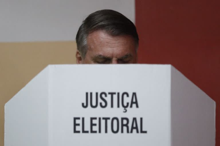 El presidente brasileño y candidato a la reelección, Jair Bolsonaro, emite su voto durante la segunda vuelta de las elecciones presidenciales, en un centro de votación en Río de Janeiro, Brasil, el 30 de octubre de 2022.