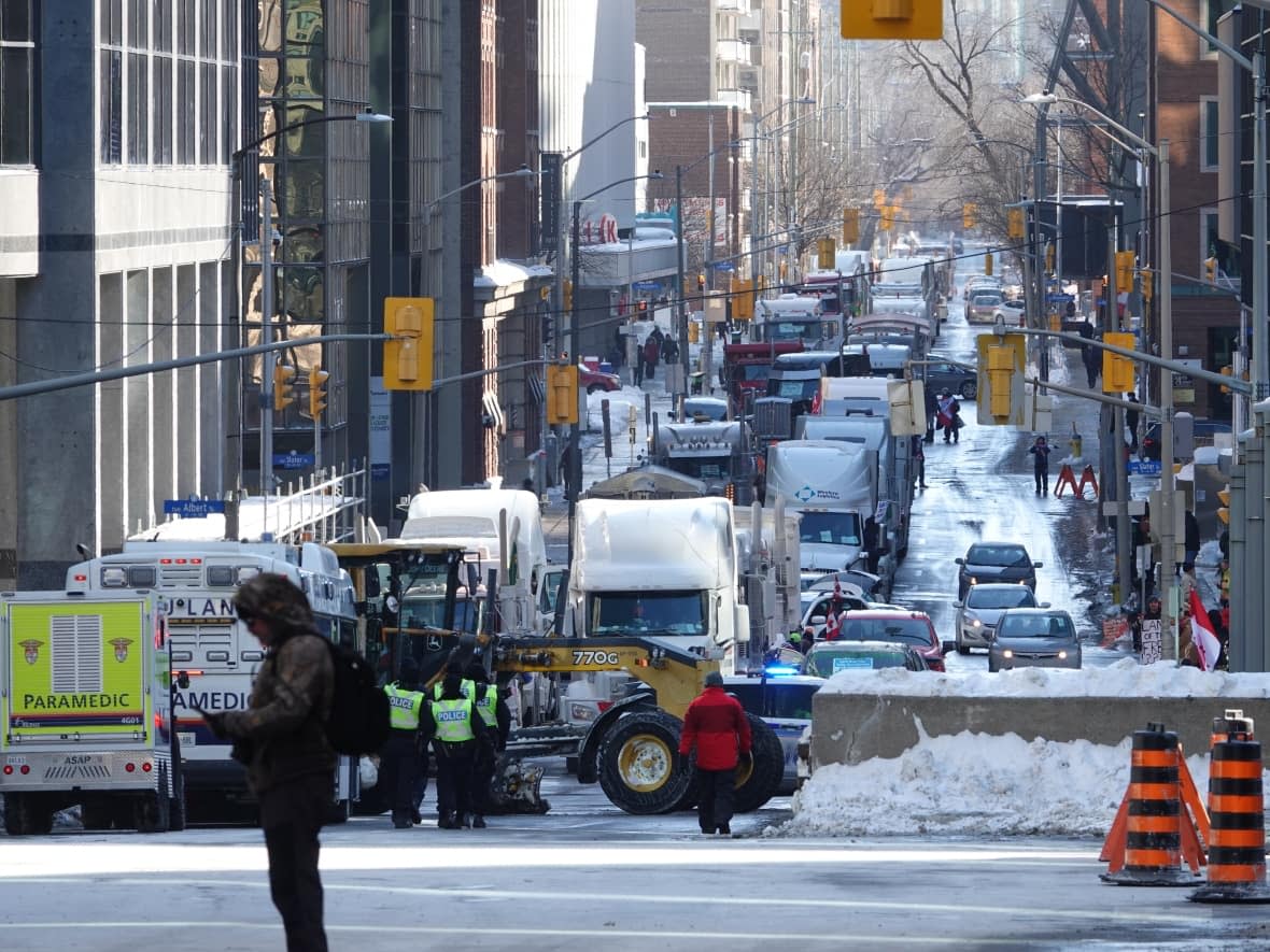 Trucks clog Metcalfe Street in downtown Ottawa on Jan. 31, 2022, during last winter's convoy protest. (Frédéric Pepin/Radio-Canada - image credit)