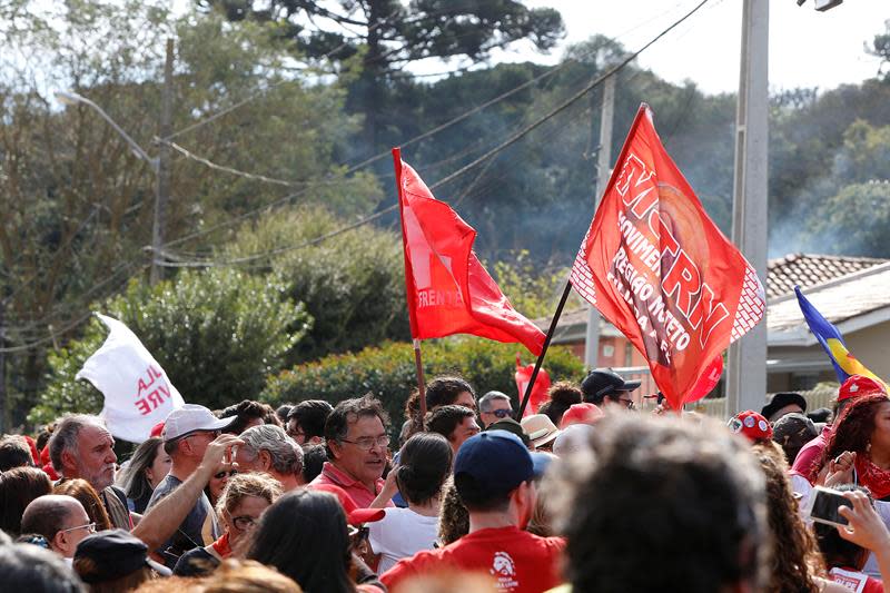 Simpatizantes del expresidente brasileño Luiz Inácio Lula da Silva se reúnen frente a la sede de la Policía Federal ante la posibilidad de que Lula da Silva sea liberado, hoy, domingo 8 de julio de 2018, en Curitiba (Brasil). EFE