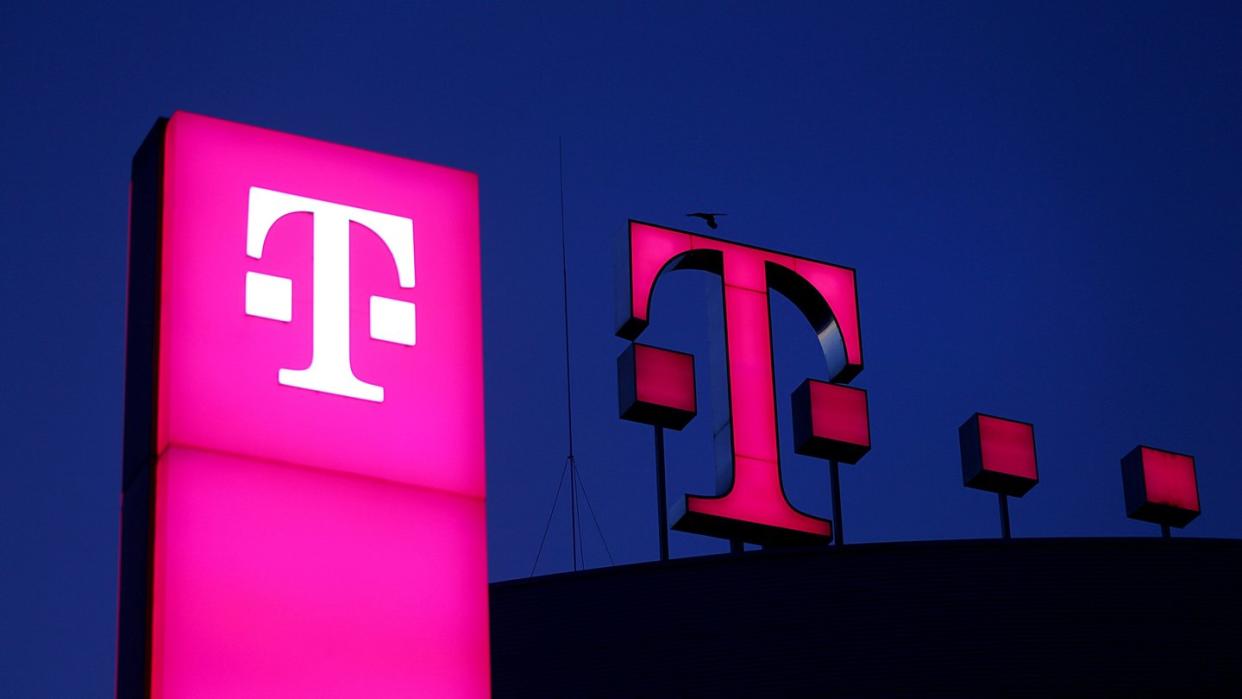 Das Logo der Deutschen Telekom leuchtet auf dem Dach der Unternehmenszentrale. Symbolbild