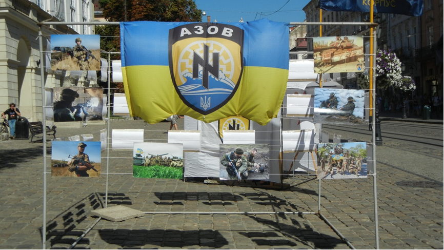 2015年亞速營在利維夫街道上的宣傳攤位，除了亞速營之外，也有其他的民兵單位在街頭募款。作者提供。