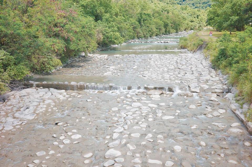 花蓮縣秀林鄉娑婆礑溪上游邊坡震後崩塌，強降雨造成下游原水混濁，超出淨水場處理範圍，影響北花蓮地區家戶用水。（羅亦晽攝）