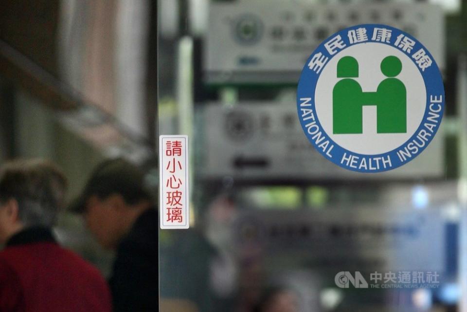 健保自付差額特材收費上限新制爭議不斷，健保署今天下午宣布廢止「特殊功能人工水晶體」等8類自付差額特材收費上限公告，未來將採極端值管理並強化醫材比價網。(中央社資料照)