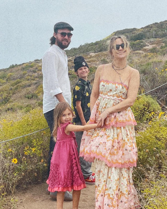 Kate Hudson Shares Sweet Family Photo For 'Fabletics' Maternity