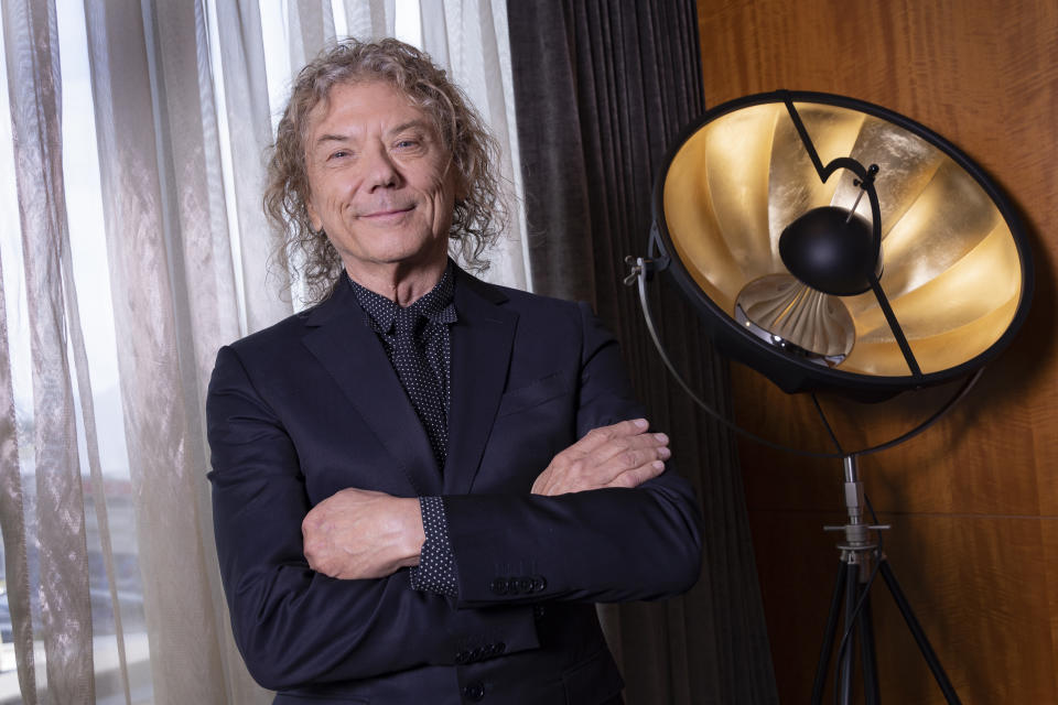 Jerry Harrison de la banda Talking Heads posa para promover la reedición de la película "Stop Making Sense" en el Festival Internacional de Cine de Toronto el lunes 11 de septiembre de 2023, en Toronto. (Foto Joel C Ryan/Invision/AP)