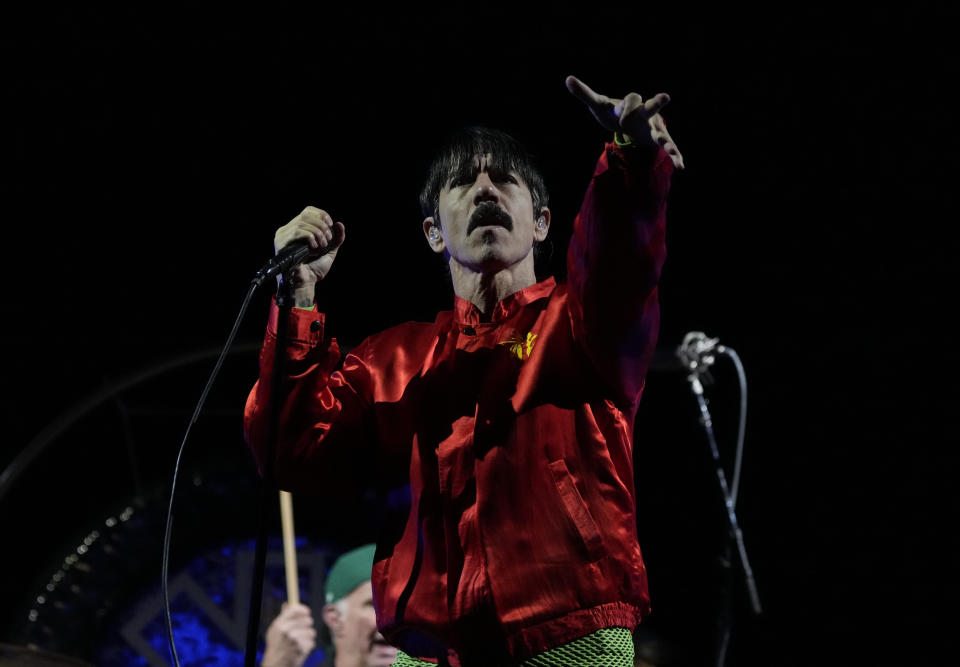 Anthony Kiedis, cantante de Red Hot Chili Peppers, durante su presentación en el festival Vive Latino en la Ciudad de México el domingo 19 de marzo de 2023. (Foto AP/Fernando Llano)