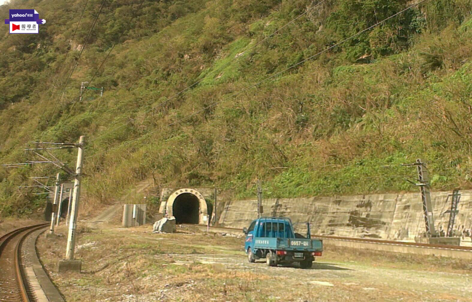 2016年10月，位於和仁隧道與清水隧道之間的路段，一顆長、寬、高約1.5至2公尺的巨石曾掉落在東西正線之間的空地上。（照片提供／讀者）