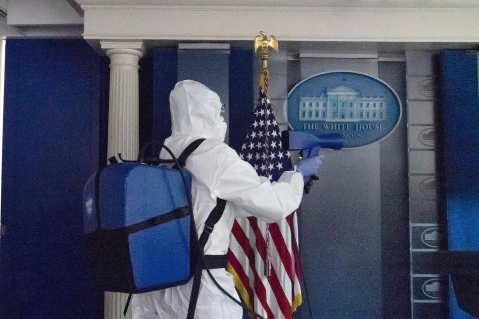 Personal de limpieza desinfecta la sala de prensa de la Casa Blanca el 5 de octubre del 2020. (AP Photo/Alex Brandon)