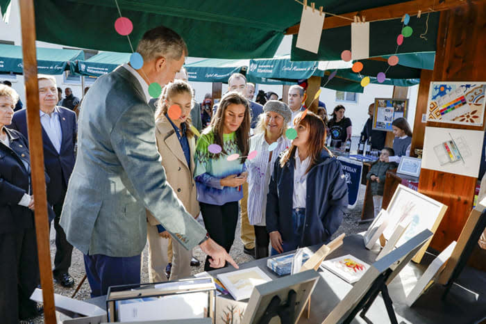 Los Reyes y sus hijas en el mercadillo