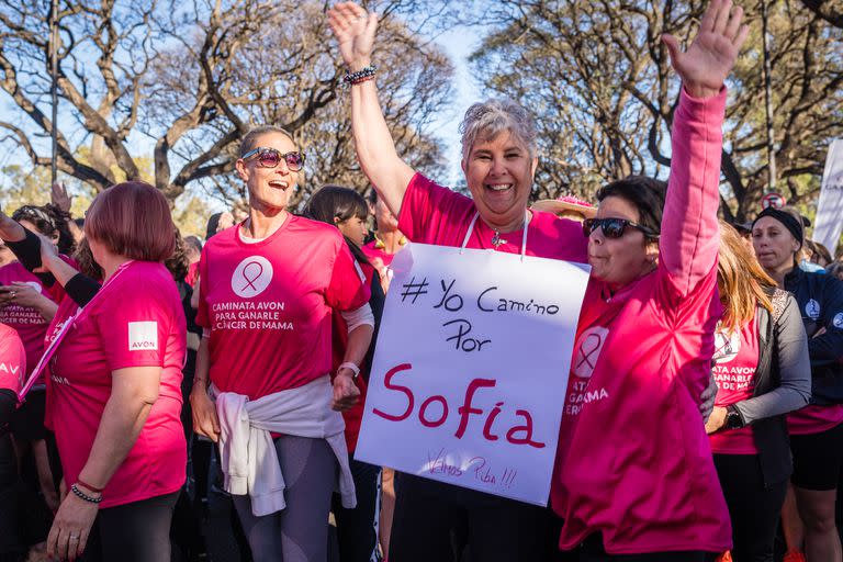 La caminata también convocó a familiares y amigos de mujeres que atraviesan el cáncer de mama