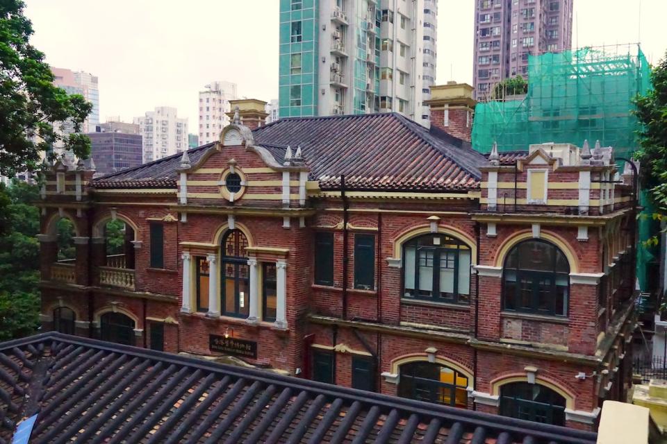 位於上環堅巷的香港醫學博物館，前身是為了應付鼠疫而成立於1906年的香港細菌學檢驗所，現為法定古蹟，鄭振揚指磚牆修復時所需的磚頭是要到英國去找。