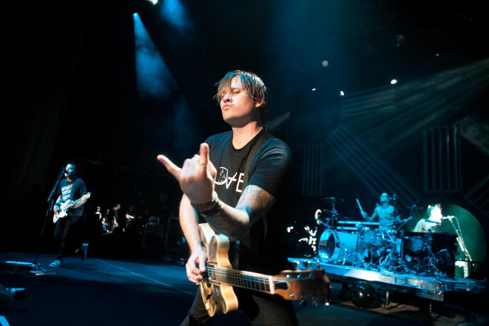 Tom DeLonge, Mark Hoppus y Scott Raynor en el 2009 en un concierto. (Photo by Brendan Hoffman/Getty Images)