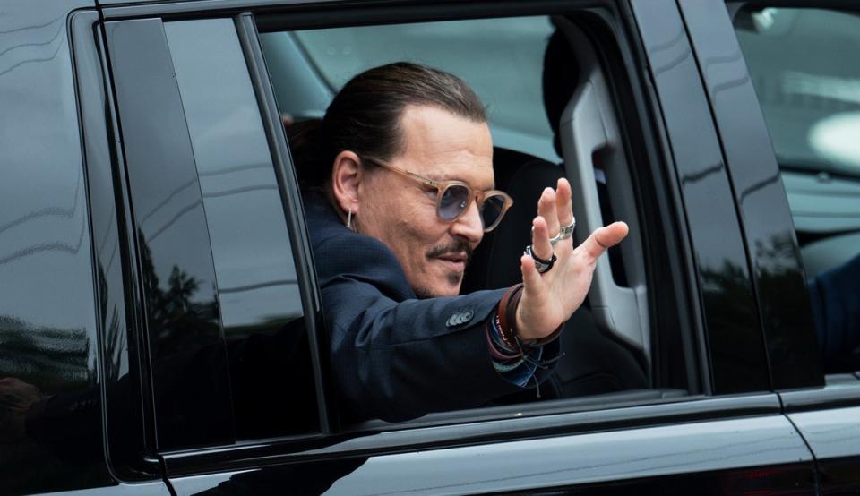 Fans de Johnny Depp muestran arte basado en él en el tribunal en el condado de Fairfax (Copyright 2022 The Associated Press. All rights reserved)