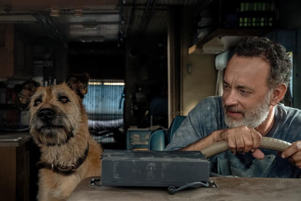 Ein Freund, ein guter Freund: Endzeit-Bewohner Finch (Tom Hanks) hat im nach ihm benannten Film von Apple TV+ nur seinen Hund Goodyear zum Reden. Das ist immerhin "mehr" als bei einer ähnlichen gelagerten Hanks-Rolle aus dem Jahr 2000: In "Cast Away - Verschollen" musste er mit Volleyball "Wilson" als Gesprächspartner vorlieb nehmen. (Bild: Apple TV+)