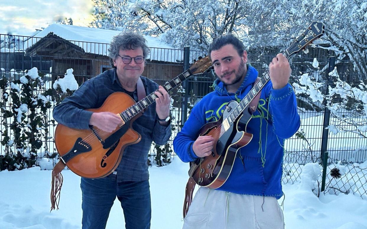 Vater Thorsten (links) und Sohn Béla Klentze sind musikalisch sehr begabt. Jetzt veröffentlichen die beiden erstmals zeitgleich neue Musik. (Bild: Privat)