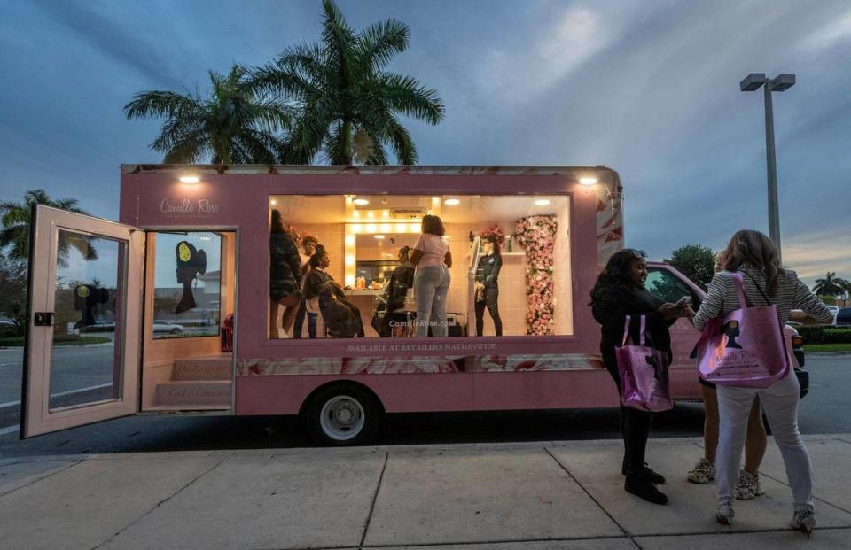 Um caminhão com salão de beleza dentro de produtos de beleza Camille Rose está estacionado em frente à loja Ulta Beauty em Miami na quarta-feira, 29 de novembro de 2023, onde uma equipe de representantes da marca apresentou e instruiu os clientes sobre sua linha de produtos de beleza.