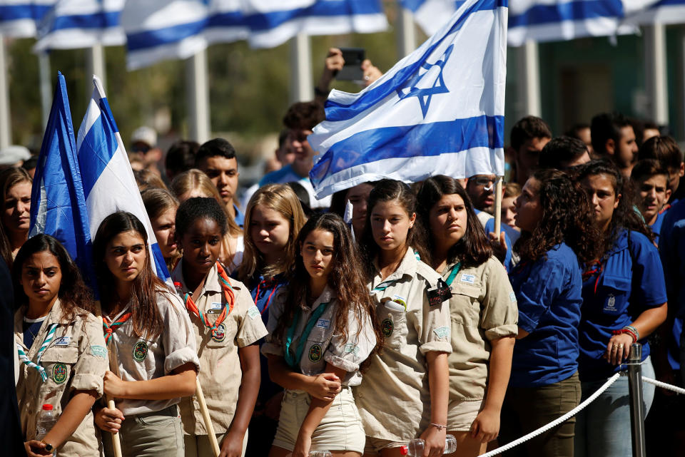 <p>Israeli youth scouts hold Israeli flags as they pay their last respects to former Israeli President Shimon Peres, as he lies in state at the Knesset plaza, the Israeli parliament, in Jerusalem on Sept. 29, 2016. (REUTERS/Ronen Zvulun) </p>