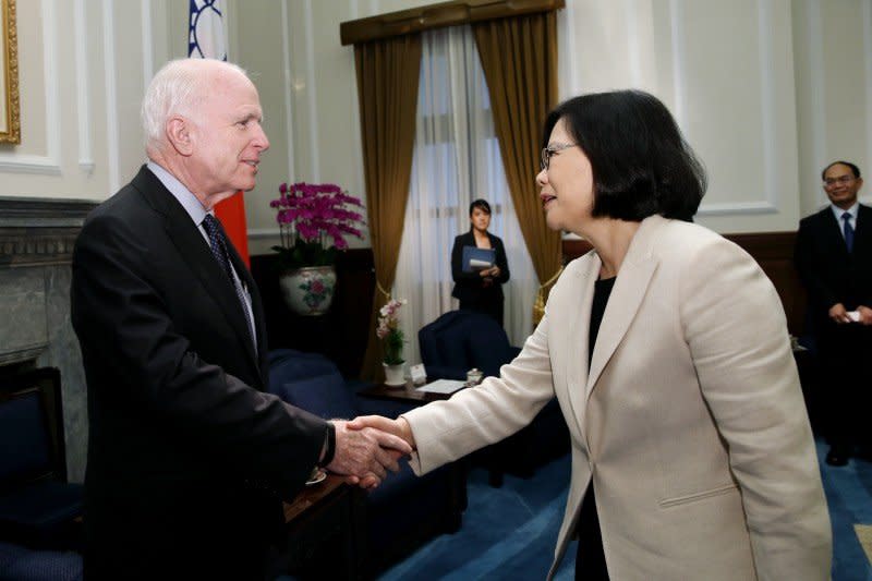2016年6月5日，蔡英文總統接見美國聯邦參議院軍事委員會馬侃（John McCain）主席訪問團（總統府）