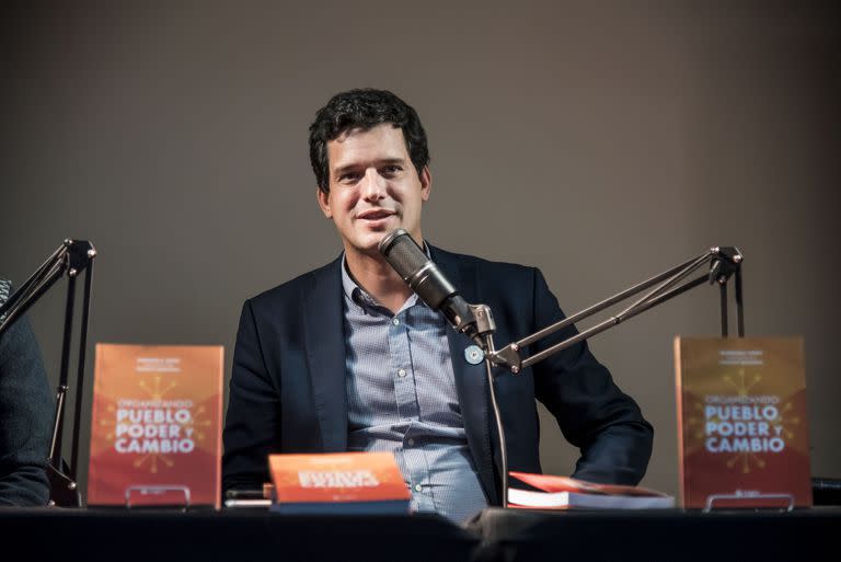 Ignacio Ibarzabal en la presentación de "Organizando: pueblo, poder y cambio" en la Feria del Libro de Rosario