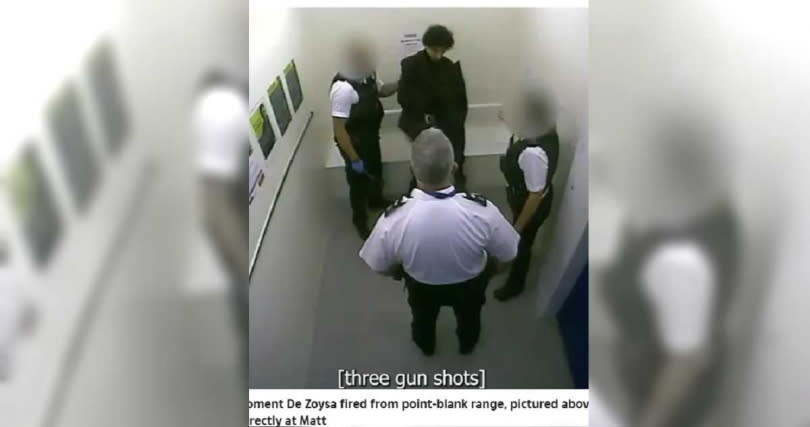 監視器畫面說明，德佐伊薩明明被上銬且被多名警察包圍，卻沒人發現他還帶有槍枝（圖／翻攝SUN）