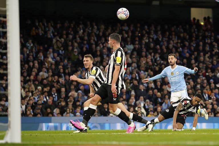 El remate de Bernardo Silva se desvió y va camino a la red; el portugués anotó dos goles muy similares para Manchester City contra Newcastle.