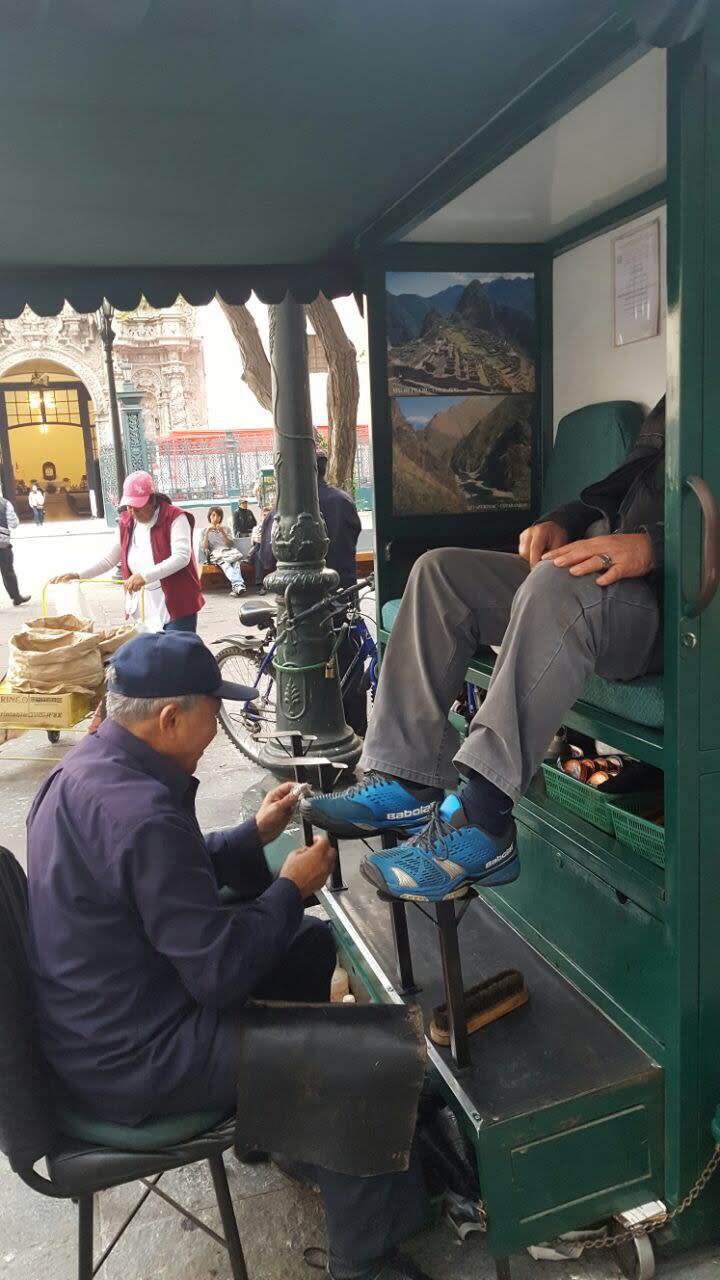 José Zarate Laura en su puesto para lustrar zapatos, en Lima, Perú.