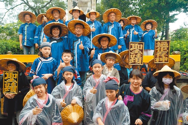 龍潭聖蹟亭20日舉行「送聖蹟」祭典，吸引300多位民眾參與。（黃婉婷攝）