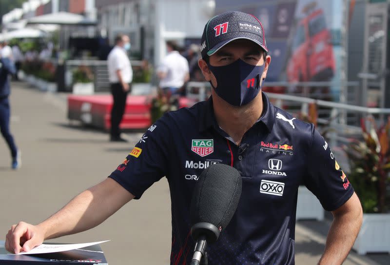 El piloto del equipo Red Bull Sergio Pérez conversa con medios en los días previos al Gran Premio de Fórmula 1 de México, en el Autódromo Hermanos Rodríguez, Ciudad de México