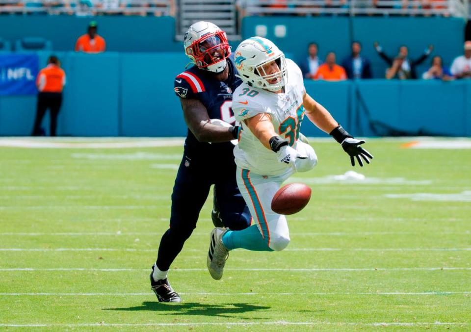 Miami Dolphins fullback Alec Ingold (30) is unable to catch a pass against the defense of New England Patriots linebacker Ja’Whaun Bentley (8) during first quarter of an NFL football game at Hard Rock Stadium on Sunday, September 11, 2022 in Miami Gardens, Florida. David Santiago/dsantiago@miamiherald.com