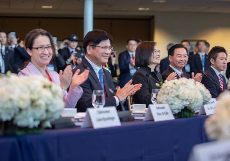 本次會晤我方出席有駐美大使蕭美琴（左一）、總統府秘書長林佳龍（左二）、外交部長吳釗燮（右二）。總統府提供