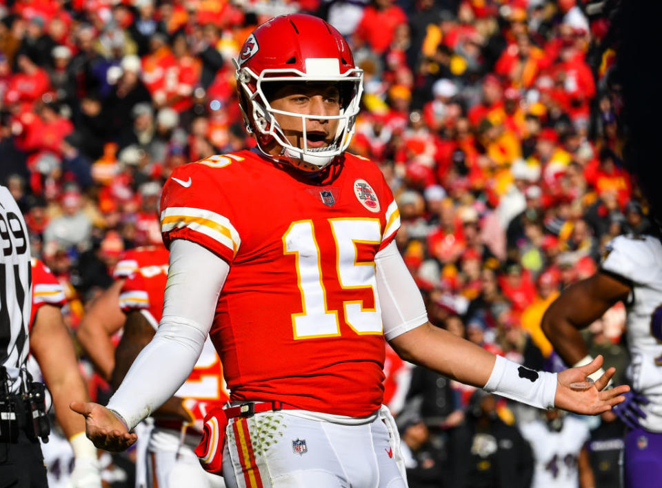 No look, no problem for Patrick Mahomes. (Getty)