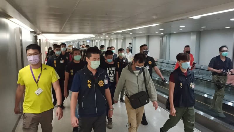 泰國警方14日在曼谷蘇旺納普機場攔下自柬埔寨進入泰國的12名台籍人士、其中9名是人口販運案的被害人，泰國警方將之交給台灣警方。這9人自泰搭機深夜抵台，從桃園機場入境。（刑事局提供）