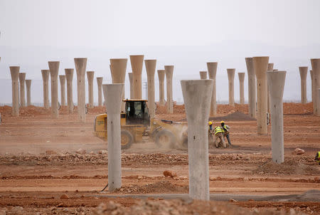 Workers build a thermosolar power plant at Noor II near the city of Ouarzazate, Morocco, November 4, 2016. REUTERS/Youssef Boudlal