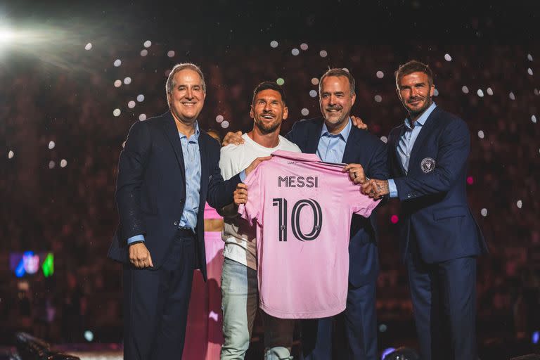 Messi recibe la camiseta N° 10 que usará en Inter Miami