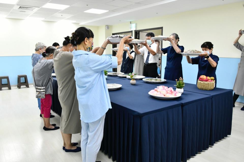 祈福會開始前先將志工們用心準備的蔬食餐點在佛堂誠心供齋