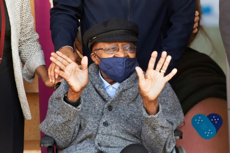 L'ancien archevêque Desmond Tutu à la sortie du Brooklyn Chest Hospital, après avoir été vacciné contre le Covid-19, le 17 mai 2021 au Cap, en Afrique du Sud (AFP/RODGER BOSCH)