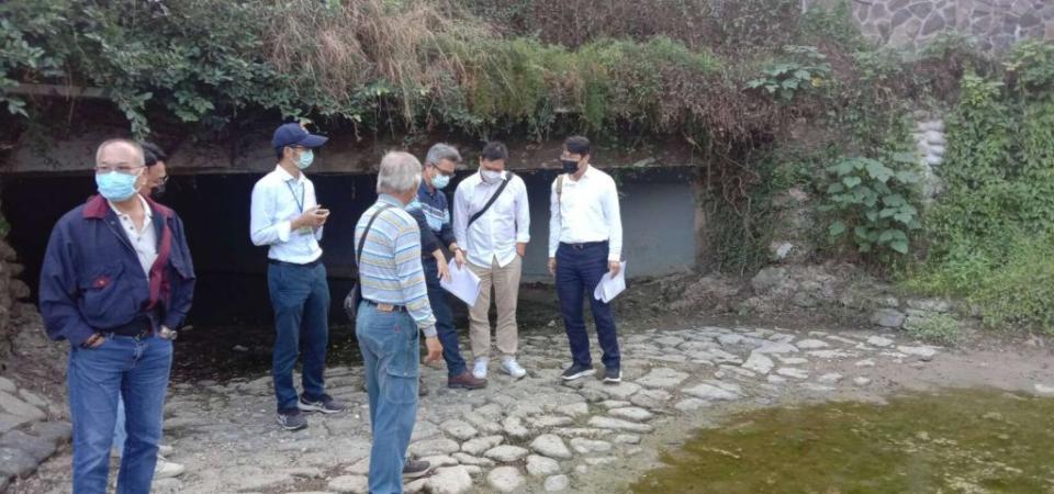 位於北壽山龍泉寺旁登山口旁知名湧泉－龍巖冽泉，經高雄市觀光局及水利局合作以生態工法整治，成受歡迎的柴山景點。（記者吳文欽攝）