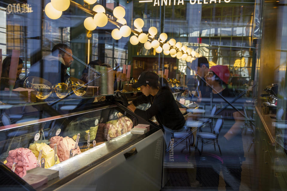 Personas que trabajan en una heladería atienden a clientes en Nueva York el domingo 18 de febrero de 2024. (AP/Ted Shaffrey)