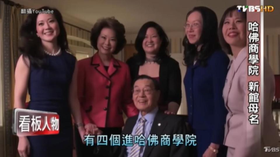 趙安吉（左一）與父親及其他姊妹。（圖／TVBS）