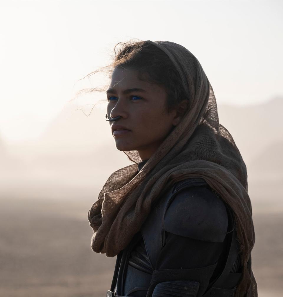 Chani (Zendaya) gehört zum Stamm der Fremen und verliebt sich in Paul Atreides. (Bild: Warner Bros. Entertainment Inc.)