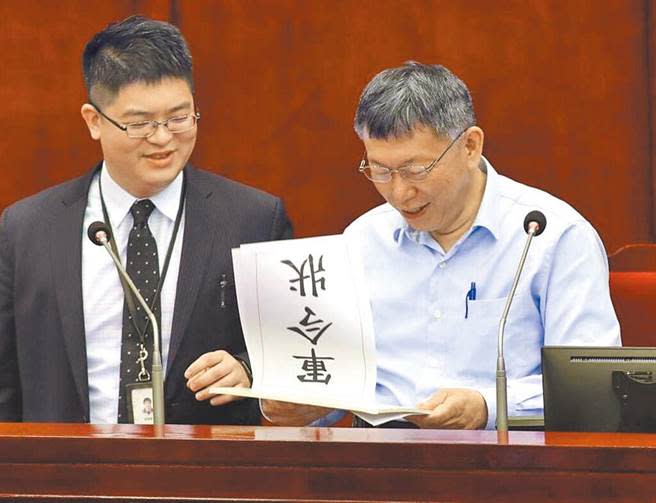 悠遊卡公司董事會今日解任原總經理、前台北市長柯文哲愛將邱昱凱（左），由現任董事暨副總經理李志仁代理。（本報資料照片）