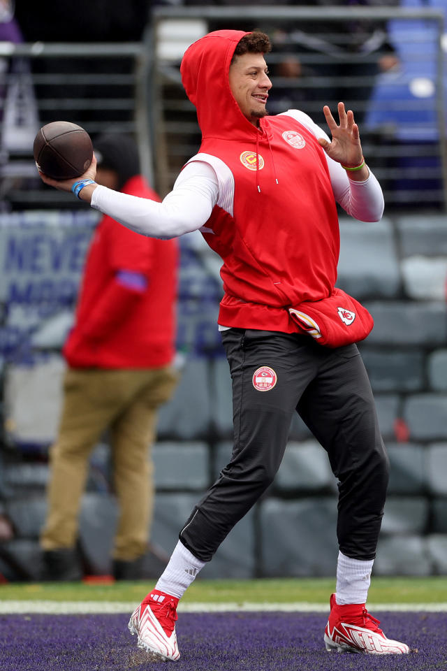 Chiefs' Patrick Mahomes, Travis Kelce interrupt Ravens' Justin Tucker's  pregame warmups - Yahoo Sports