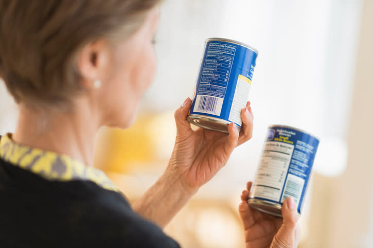 Antes de consumir alimentos enlatados, checa la fecha de envasado. Foto: Tetra Images/Getty Images