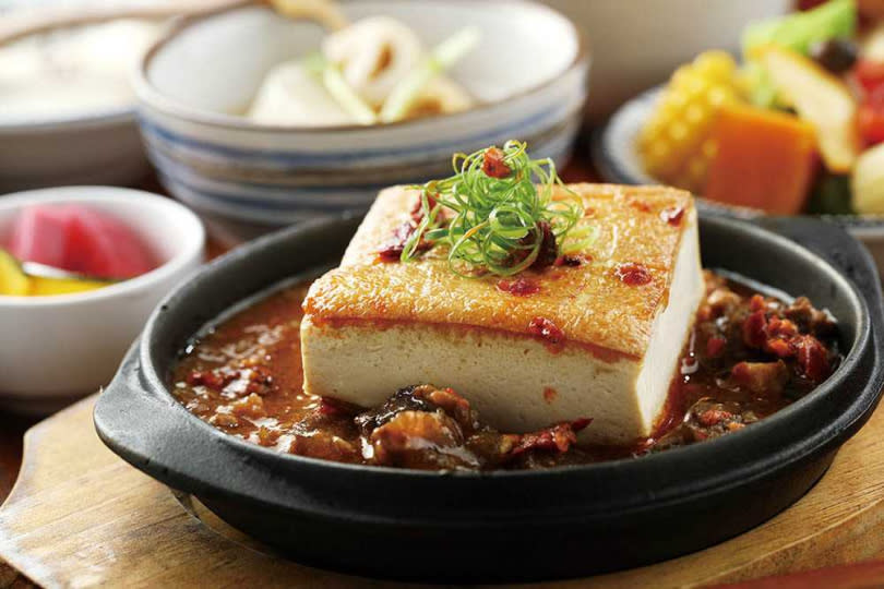 「麻婆牛筋」用牛筋替代絞肉，並將板豆腐煎至外酥內軟，還能依客人喜好客製辣度。（199元）（圖／于魯光攝）