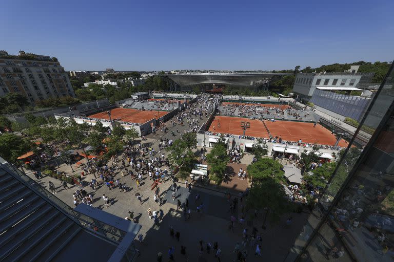 Una vista aérea del complejo de Roland Garros; al fondo a la derecha, la parte más forestada del Bosque de Boulogne.