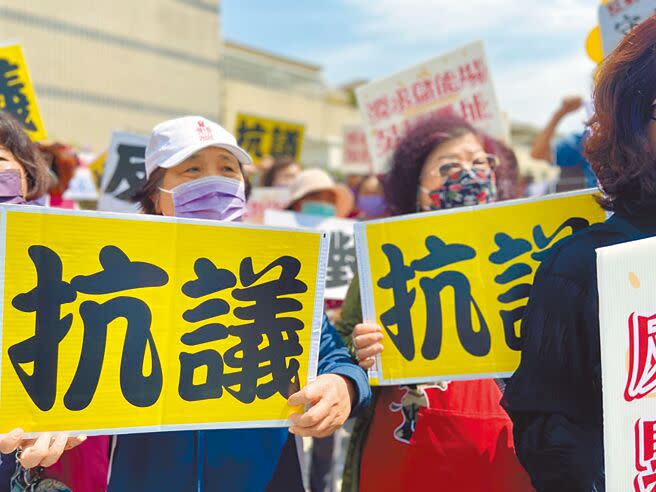 緊鄰鳳山文華里的小型儲能場，雖儲能量僅有5MW，但仍讓文華里里民與鎮北里里民有一樣的擔憂，里民於22日發起抗議，要求儲能場退出住宅區。（楊舒婷攝）