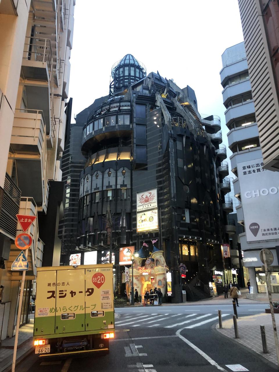 a building in the center of a city that's all blak, and has gothic sharp edges