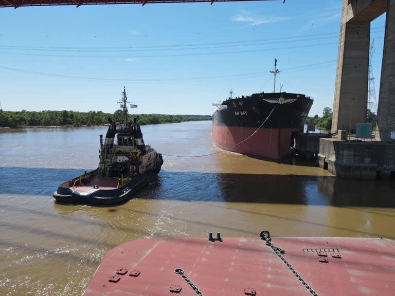 El barco incrustado contra un pilote del puente, antes de ser removido