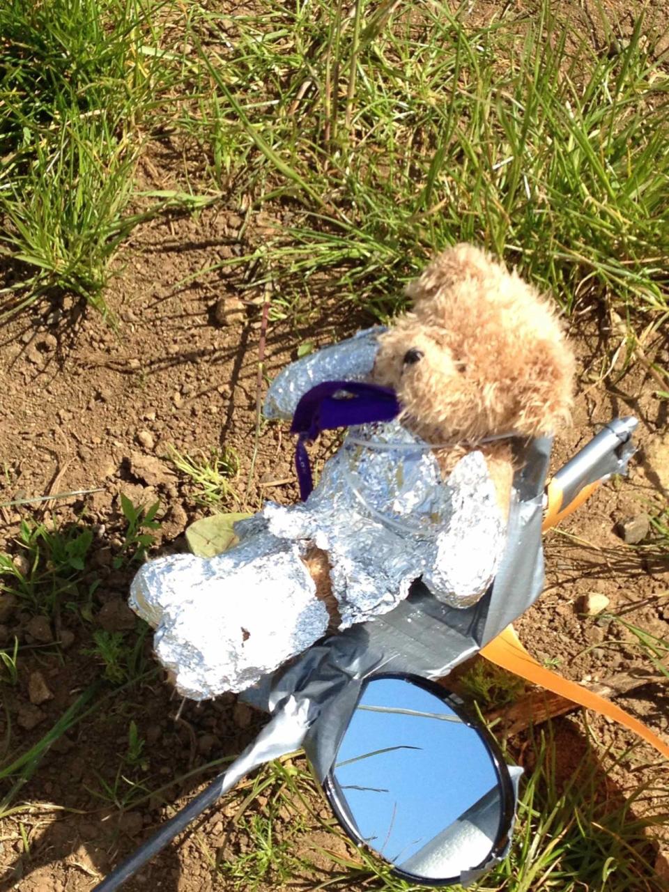 Vorbereitung ist alles: Um ihren Teddy auf Weltraumfahrt zu schicken, musste unter anderem auch Muttis Schminkspiegel dran glauben. (Bild-Copyright: Caters News Agency)