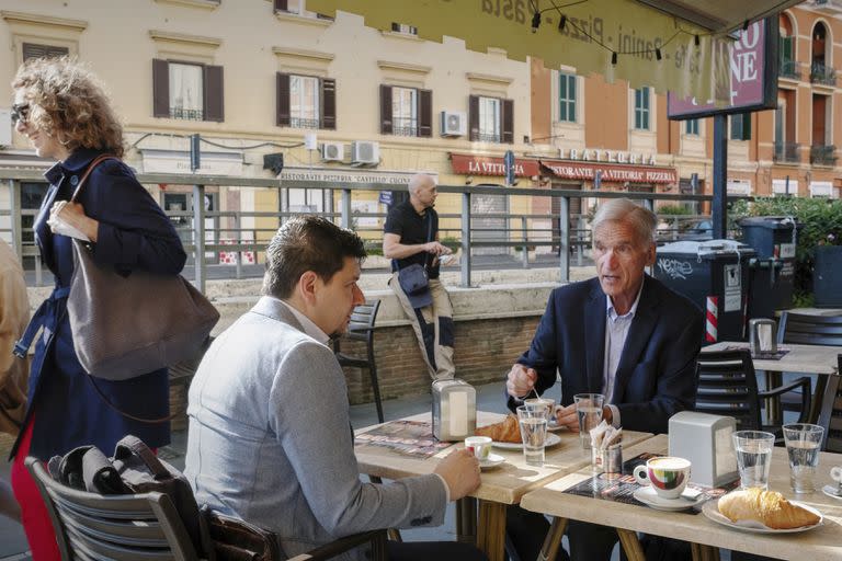 Kertzer con Roberto Benedetti, su colaborador italiano, antes de dirigirse a los archivos vaticanos